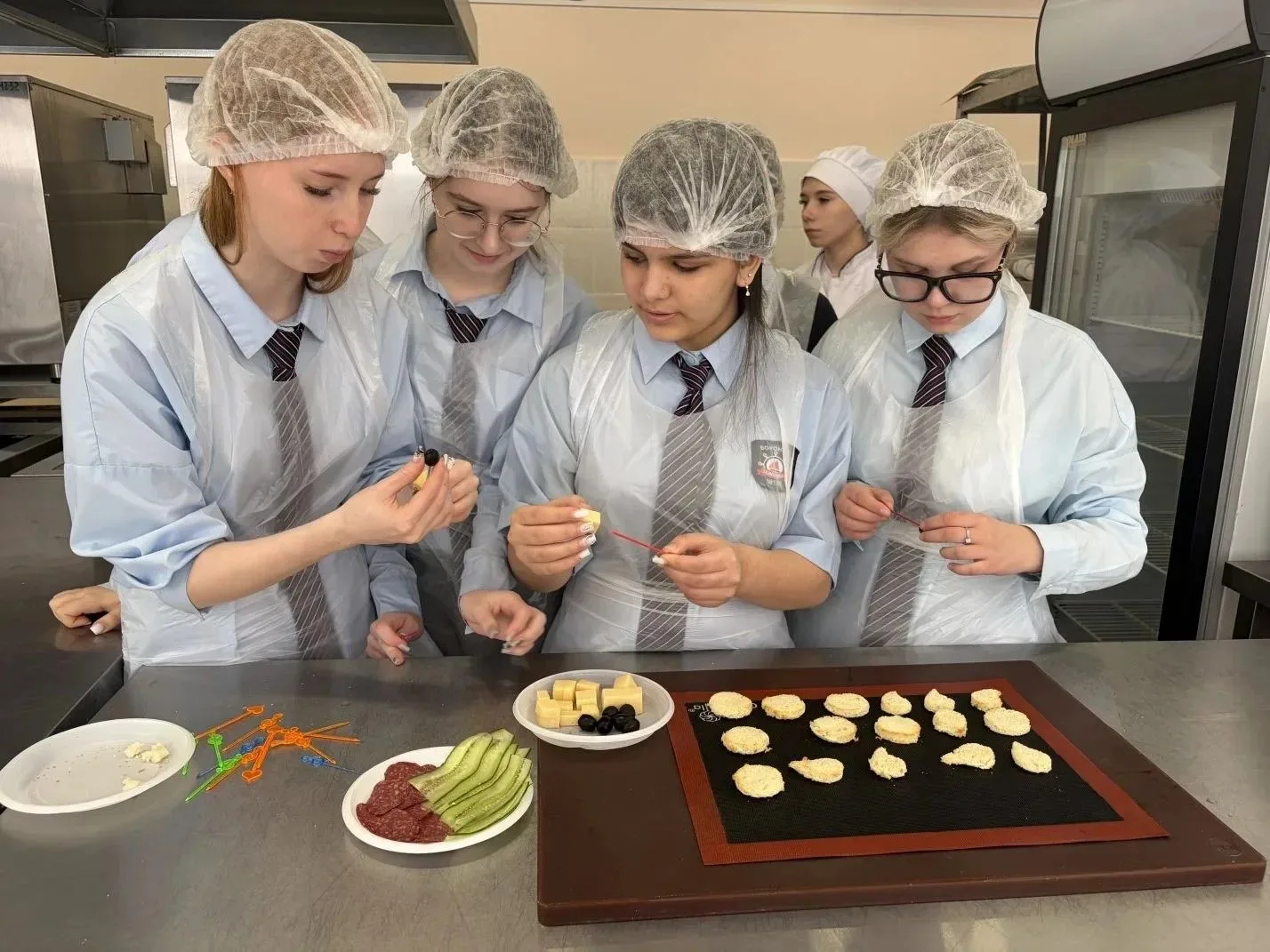👩‍🍳 Обучающиеся «МБОУ СОШ № 105» посетили Центр проведения демонстрационного экзамена...