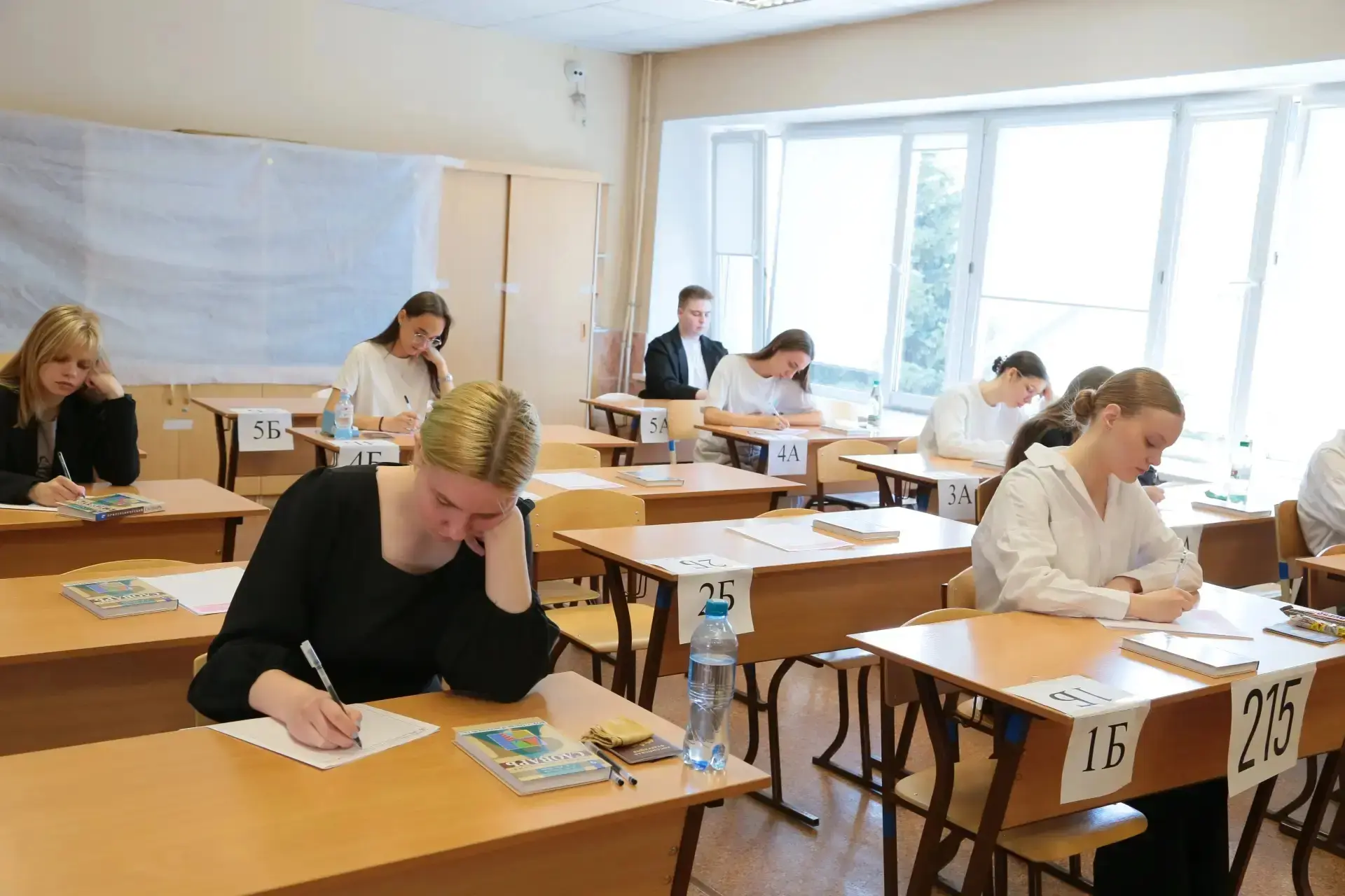 В Омске два выпускника получили высшие баллы сразу по двум предметам ЕГЭ