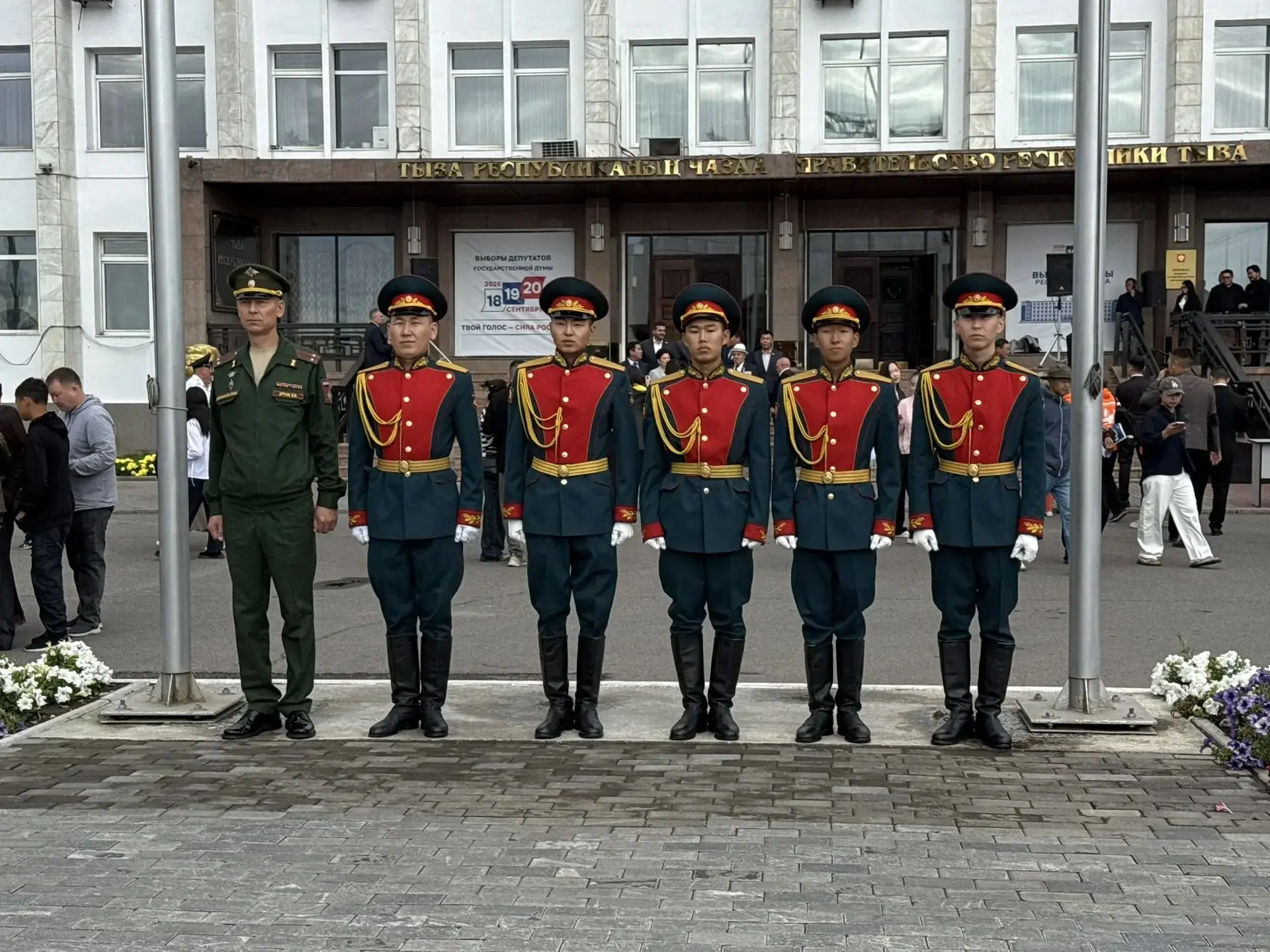 Курсанты ВУЦ ТувГУ приняли участие в торжественном подъёме государственных флагов