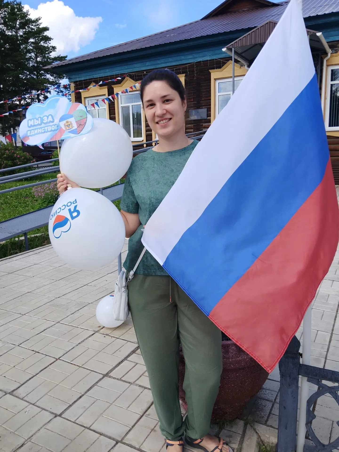 В рамках празднования Дня России сотрудники Колосовской модельной библиотеки провели для жителей сел