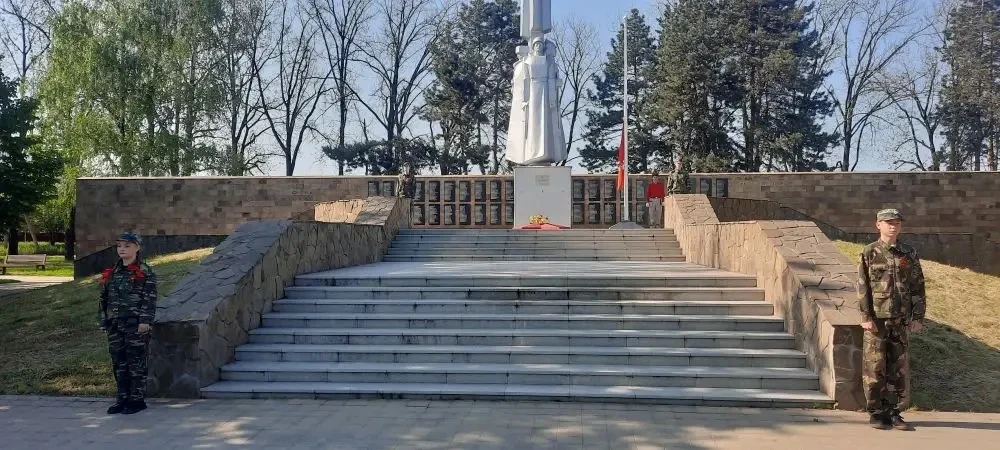 🇷🇺 9 мая — День Великой Победы!  В этот священный день учителя и ученики, родители нашей школы приня
