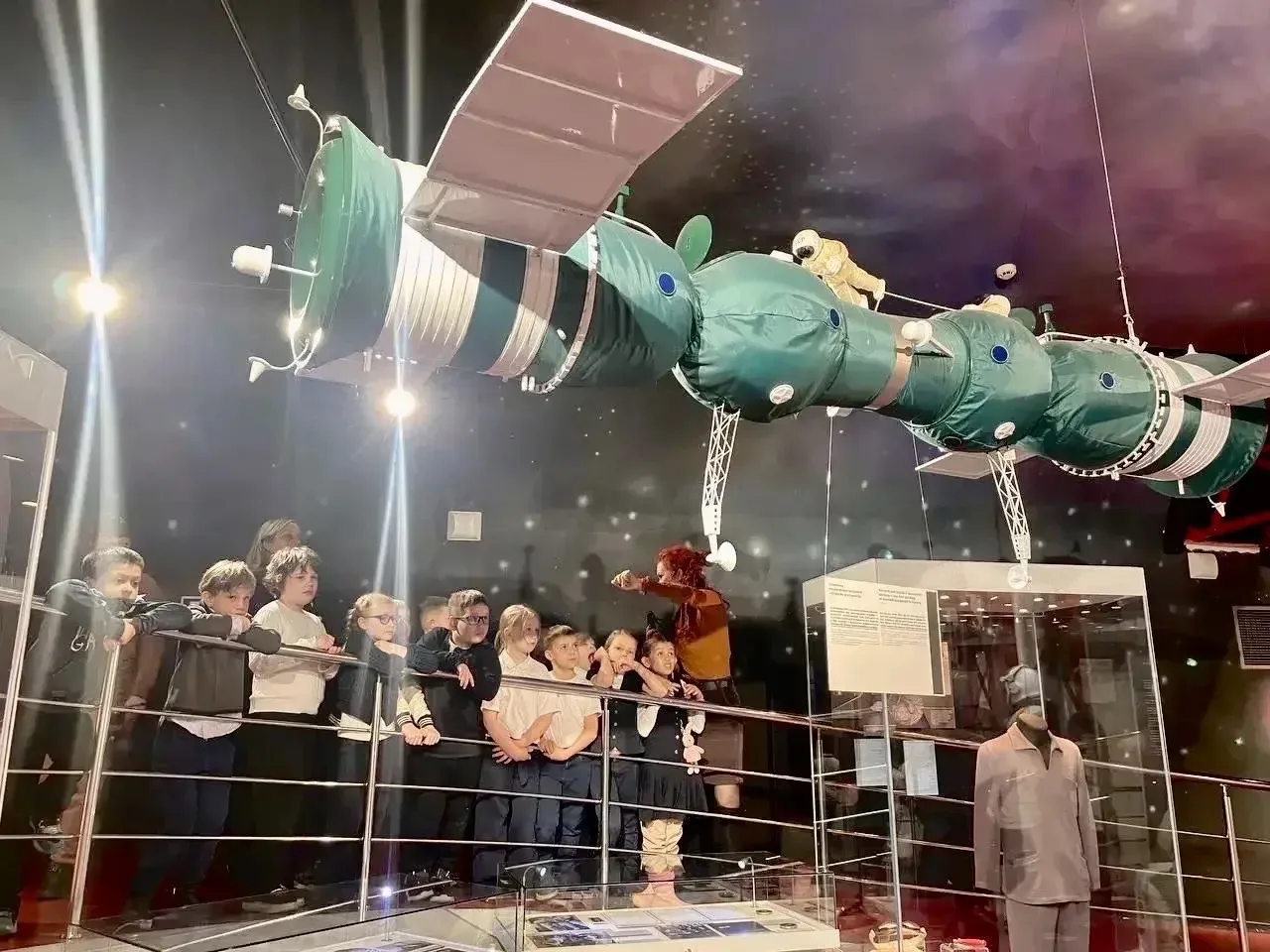 🚀 Космический день в 1 «Е» классе  23 апреля ученики 1 «Е» класса посетили Музей космонавтики.  🧑‍🚀Д