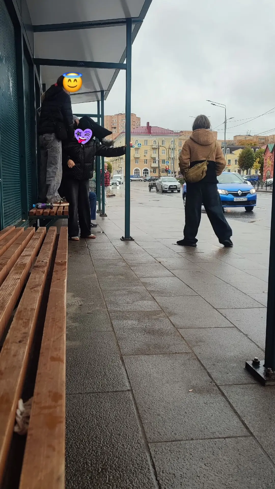 Хочу обратить внимание на поведение некоторых детей. После дождя они ходят по сиденьям ...