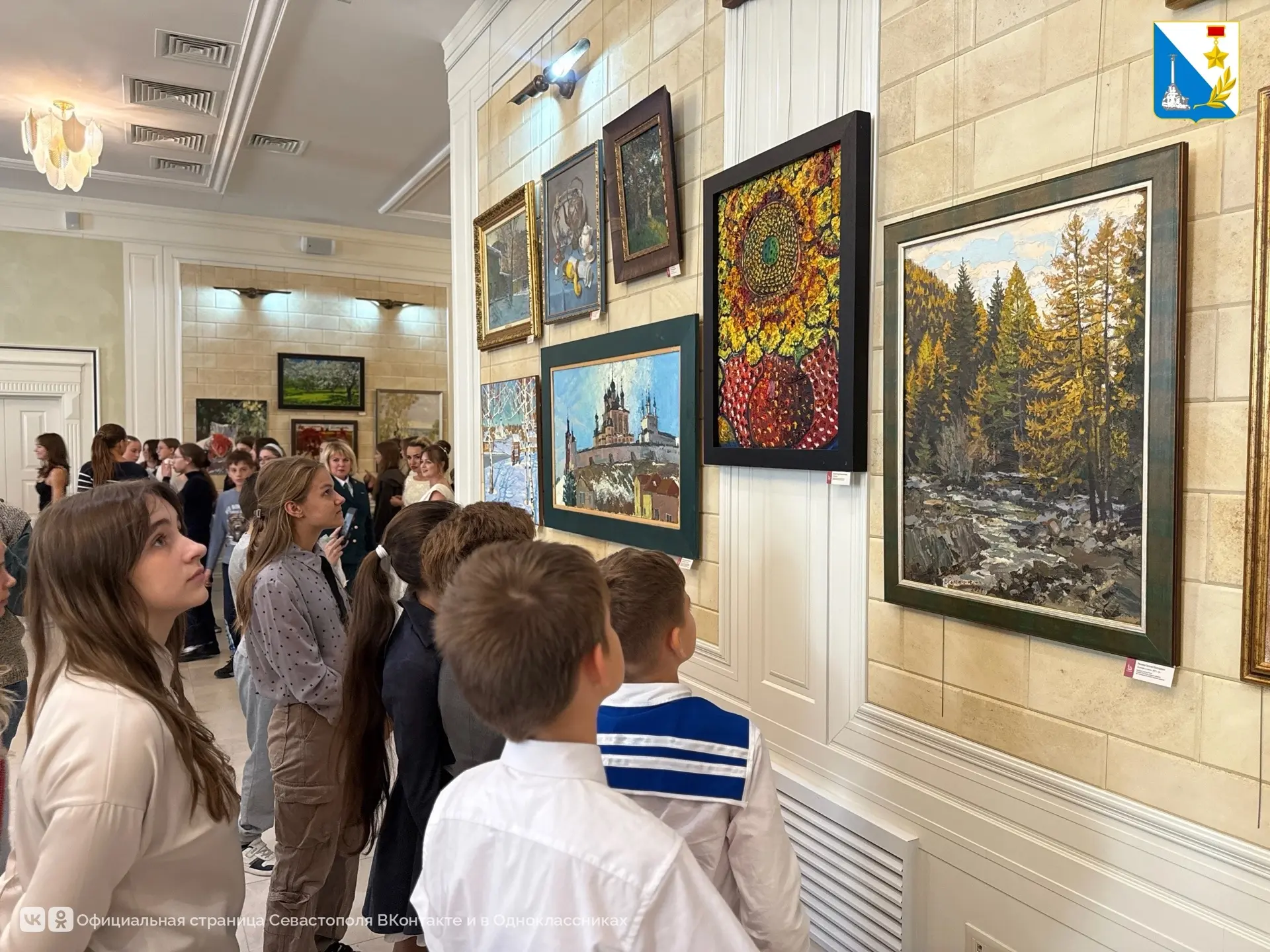 В школе искусств открылась выставка «Россия — Родина моя»