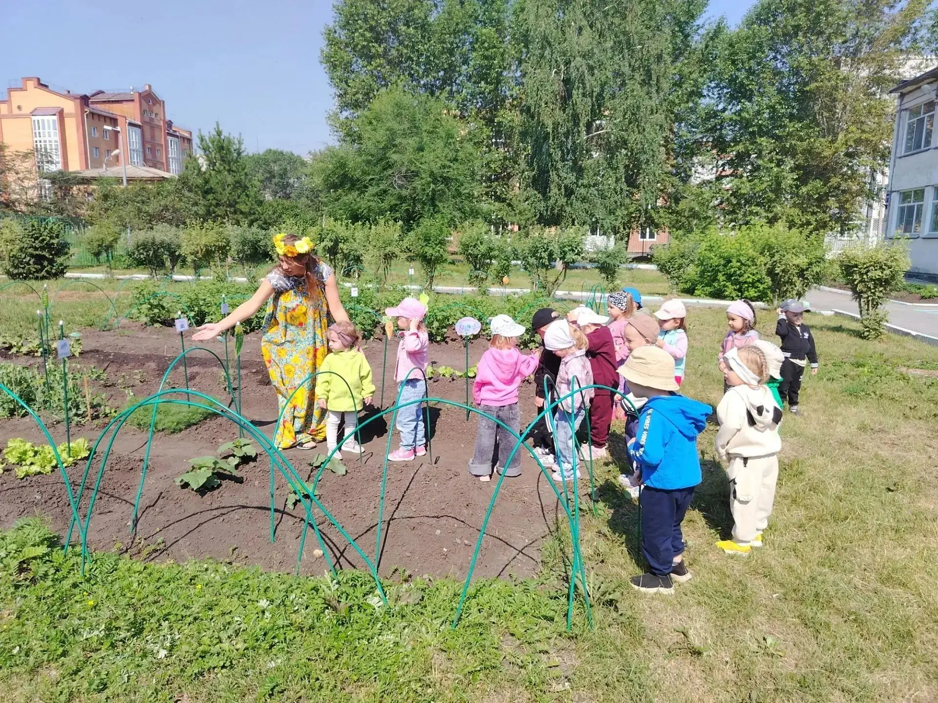 Сегодня была организована общесадовая экскурсия в огород. Огород в детском саду является одним из ус