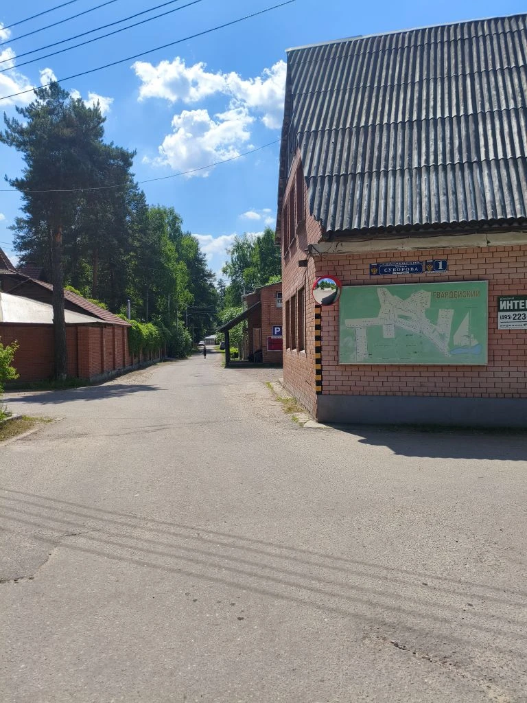 Для безопасности проезда, на повороте на ул. Суворова установлено обзорное сферическое зеркало.
‼️Пр