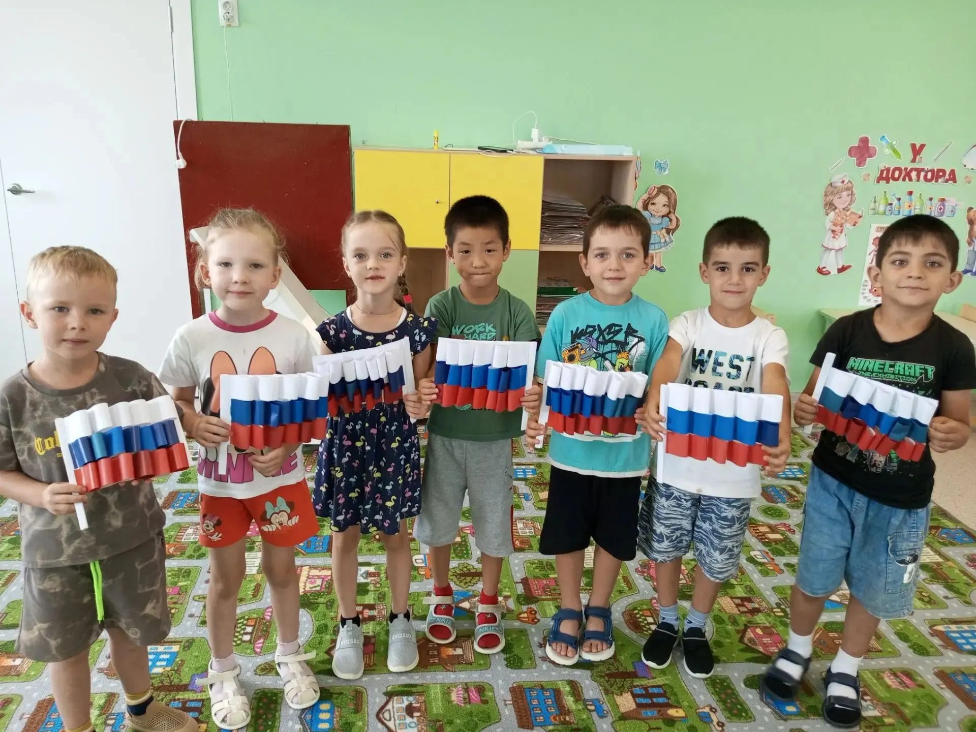 Ежегодно 22 августа наша большая страна отмечает праздник "День Государственного флага ...