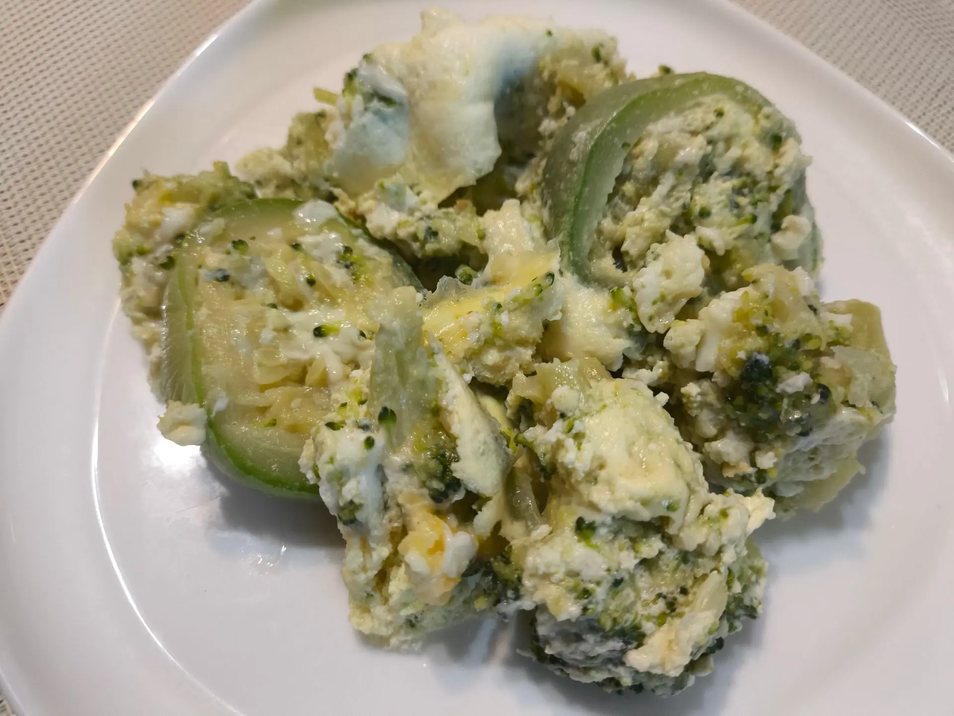 Просто, быстро, вкусно, полезно - как я люблю....

Овощи с яйцами 

На сковороде под крышкой привари