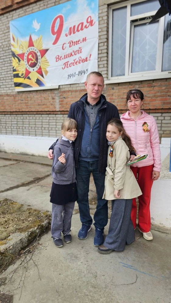 С первоклассницей Варварой Кырмаковой и второклассницей Серафимой Рисковой, ученицами Б...
