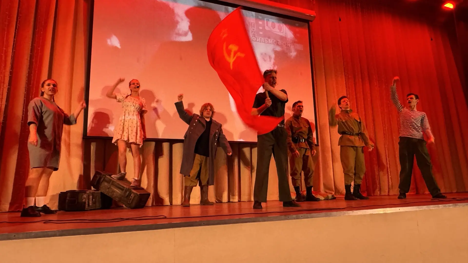 Вчера в нашей школе прошёл спектакль «Молодая гвардия» — в память о тех, кто не дожил до Победы, но 