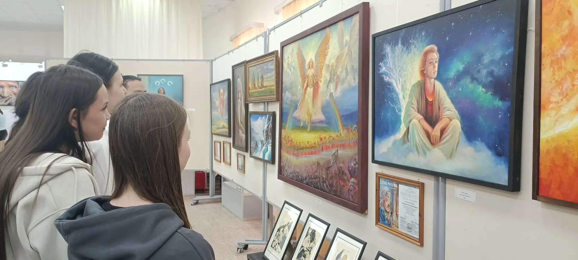 🎨 Студенты групп ТГ-12 и ОИ-11 отделения туризма и сферы услуг Ейского полипрофильного колледжа в со