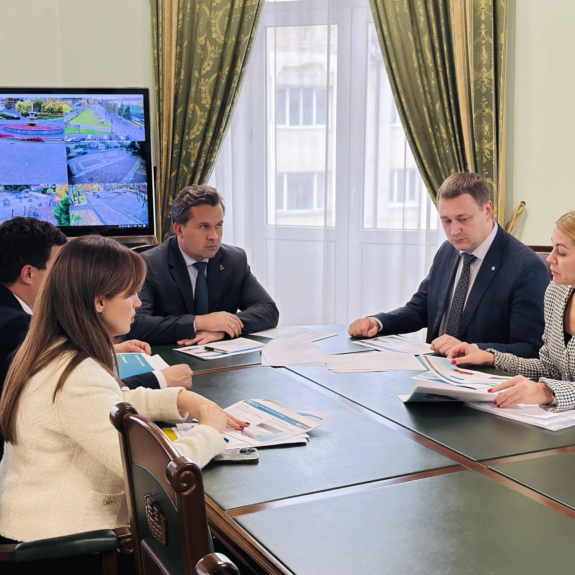 Сегодня встретился с руководителем томского филиала Сбербанка Геннадием Козловым. Обсуж...