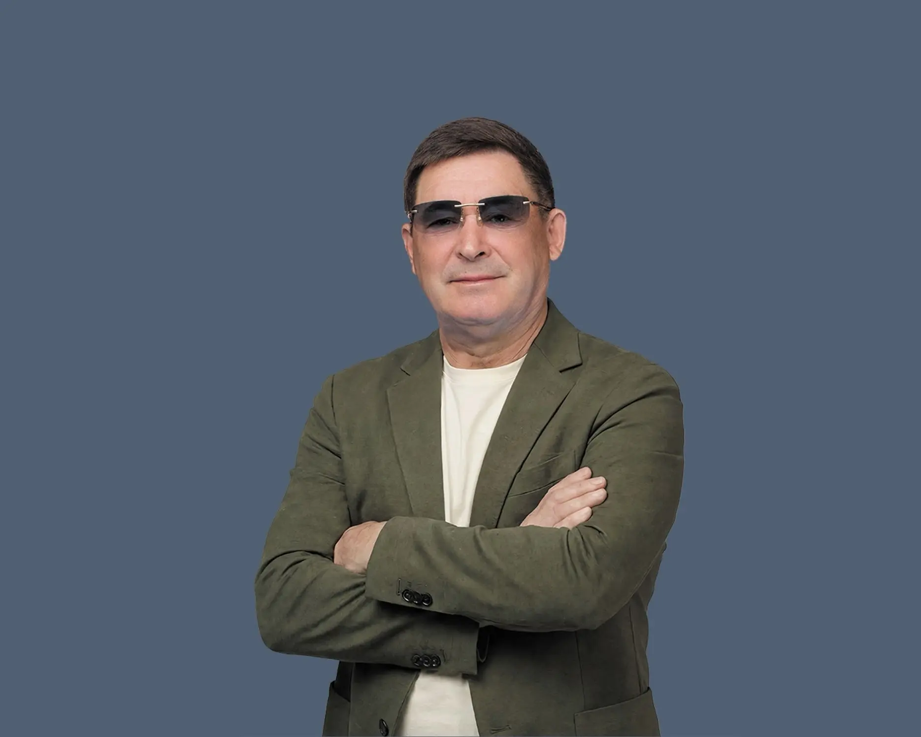 Театр ялда булса да, сәхнәбез буш тормый. Традиция буенча августны Салават Фәтхетдинов белән бергә ү