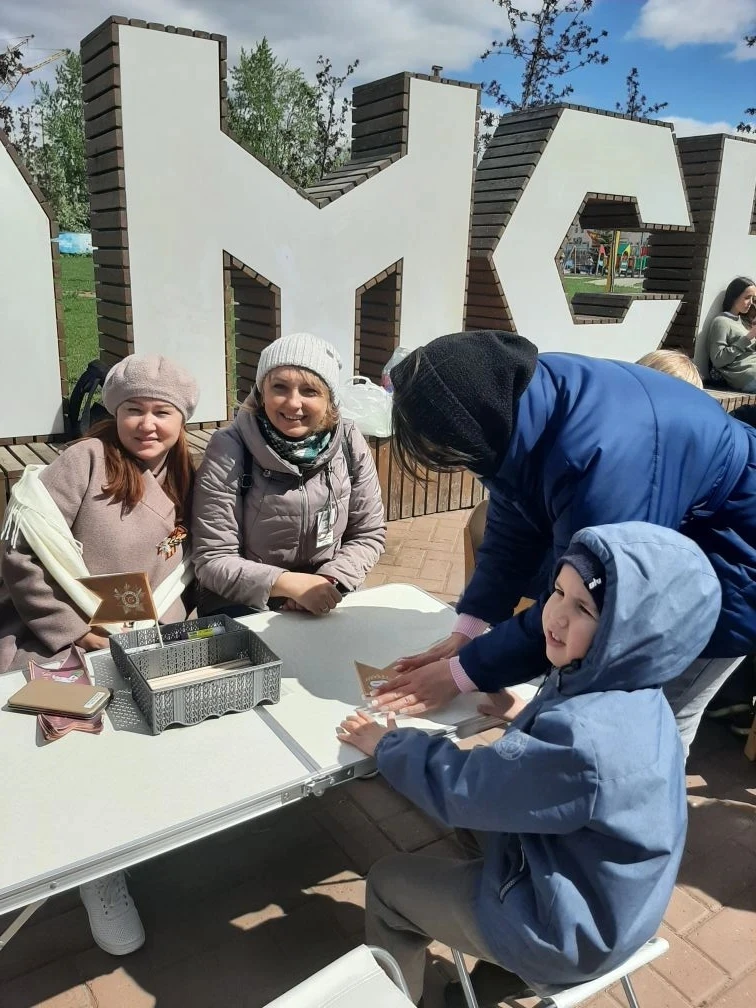 Наши сотрудники сегодня провели мастер - класс "Флаг Победы" для всех желающих
#ДеньПобеды
#МыПомним