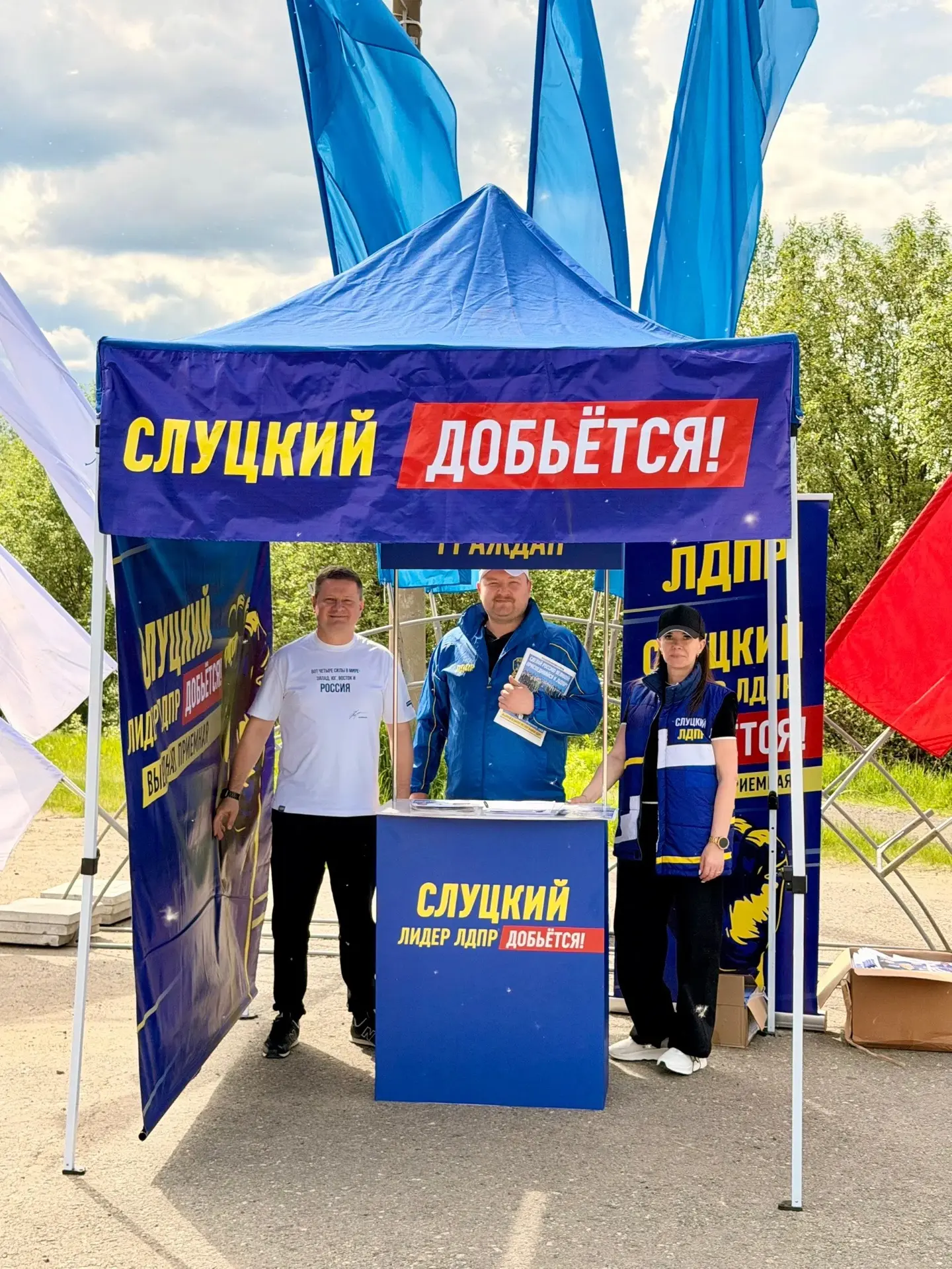 В Мурманской области продолжается проект ЛДПР «Выездная приёмная Слуцкого».

Вторая встреча с жителя