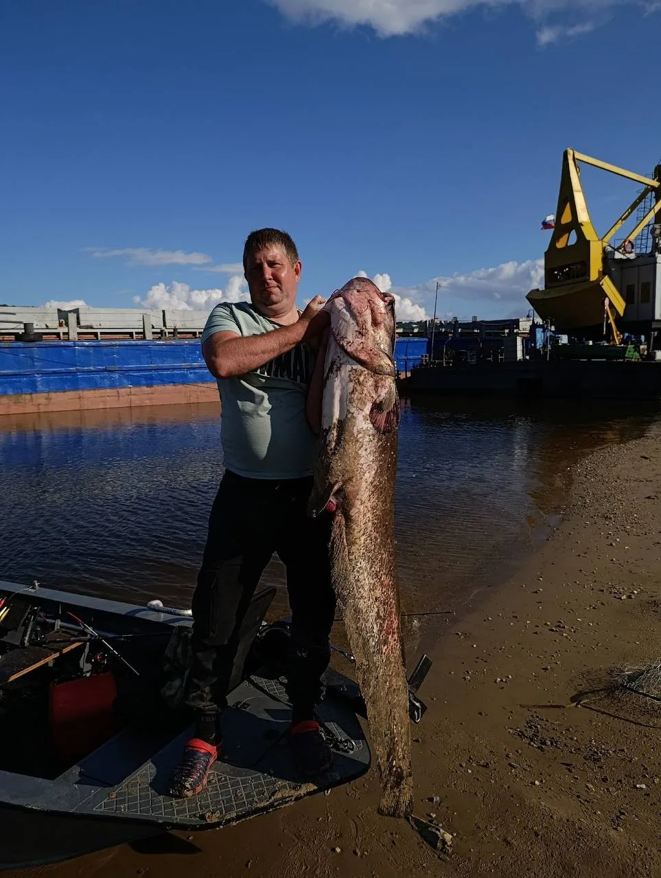 35-килограммового сома поймали нижегородские рыбаки.