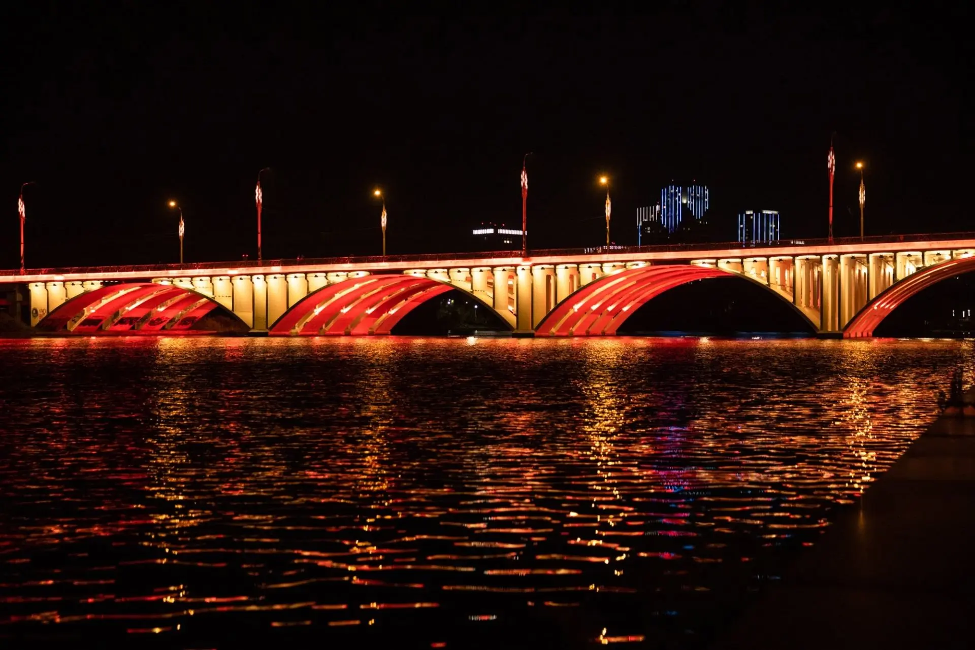 Екатеринбург сияет цветами Международного фестиваля молодёжи! 💜🩷💛💚