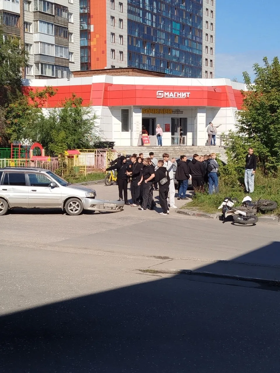 И вновь подросток на питбайке, и  вновь ДТП, на этот раз дома 14/1 по улице Петухова.