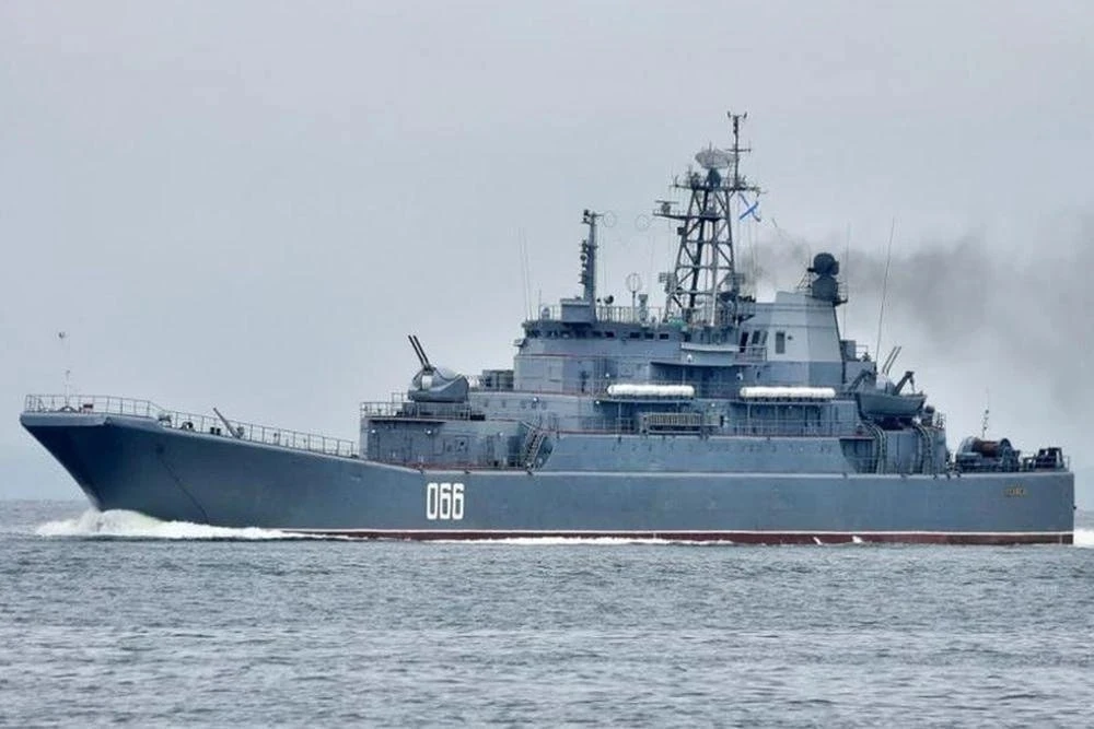 В Магадан начали прибывать военные корабли