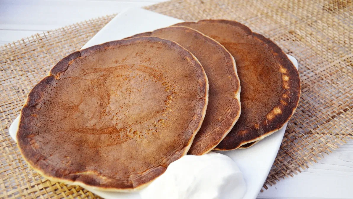 🥞 Творожные панкейки — пышные оладьи на твороге и двух видах муки со взбитыми белками.