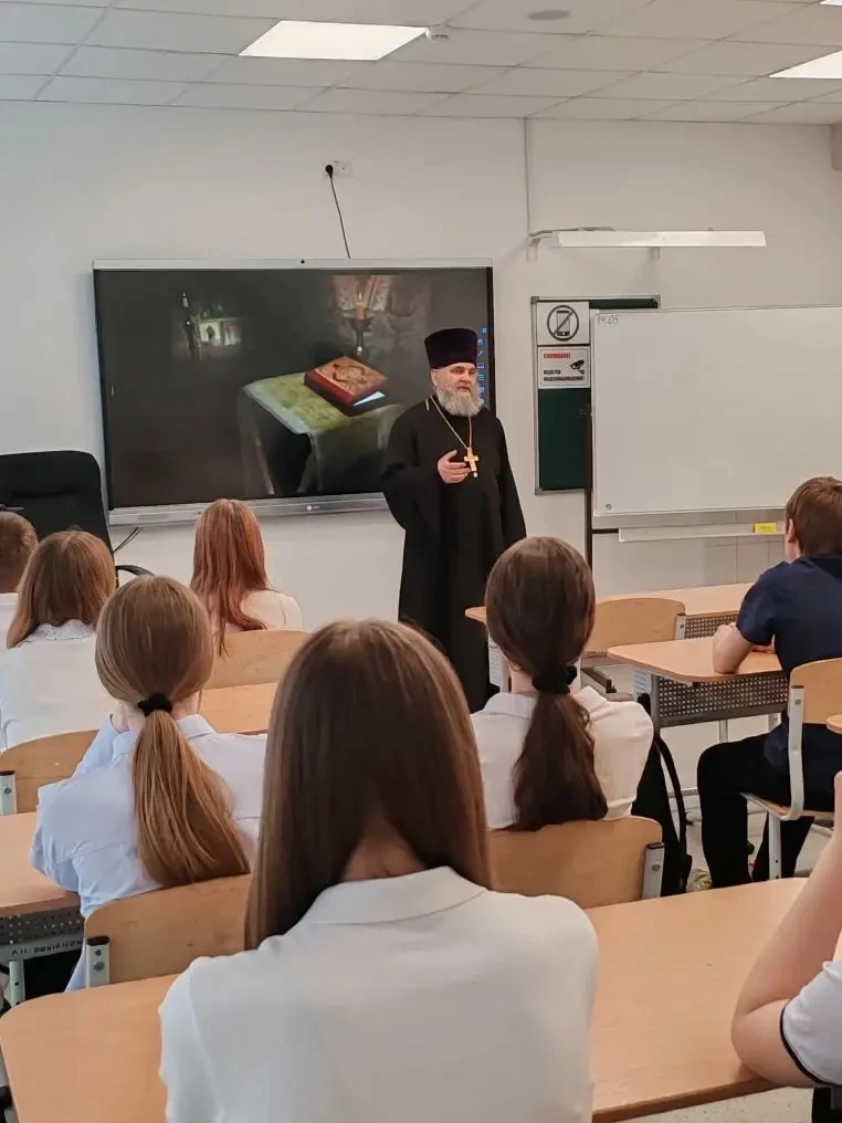 #ДуховноеВоспитание  🌟 Сегодня в 6В классе прошла особенная встреча — к ребятам пришёл гость, клирик