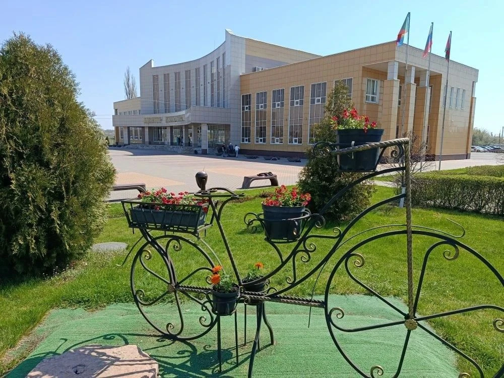 🌸 Трудовой десант: делаем наш Центр культуры ещё красивее! 🌸