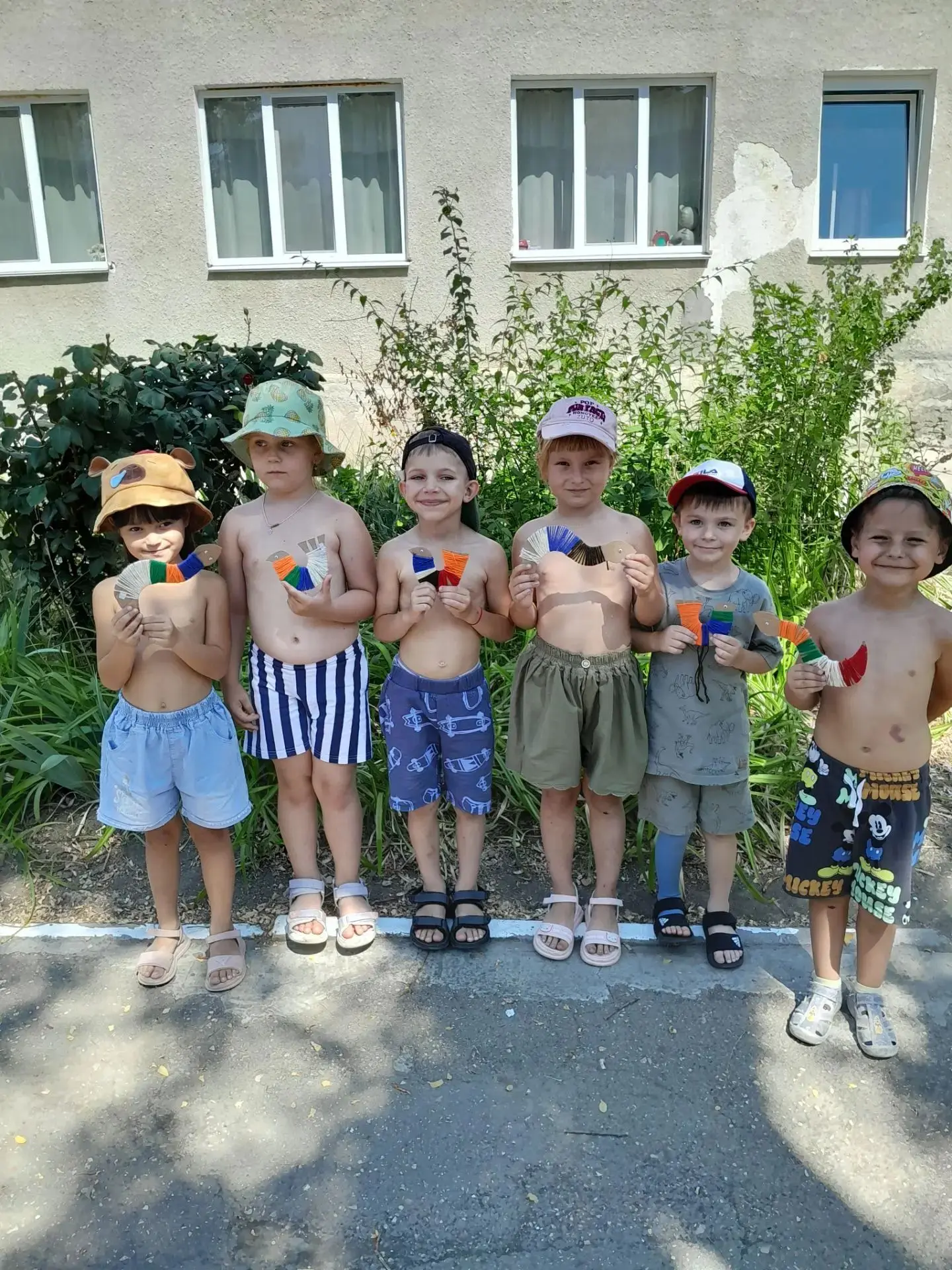 Весёлые змейки! 🐍

Сегодня в группе «Звёздочки» было особенно шумно и весело! Мы решили создать сво