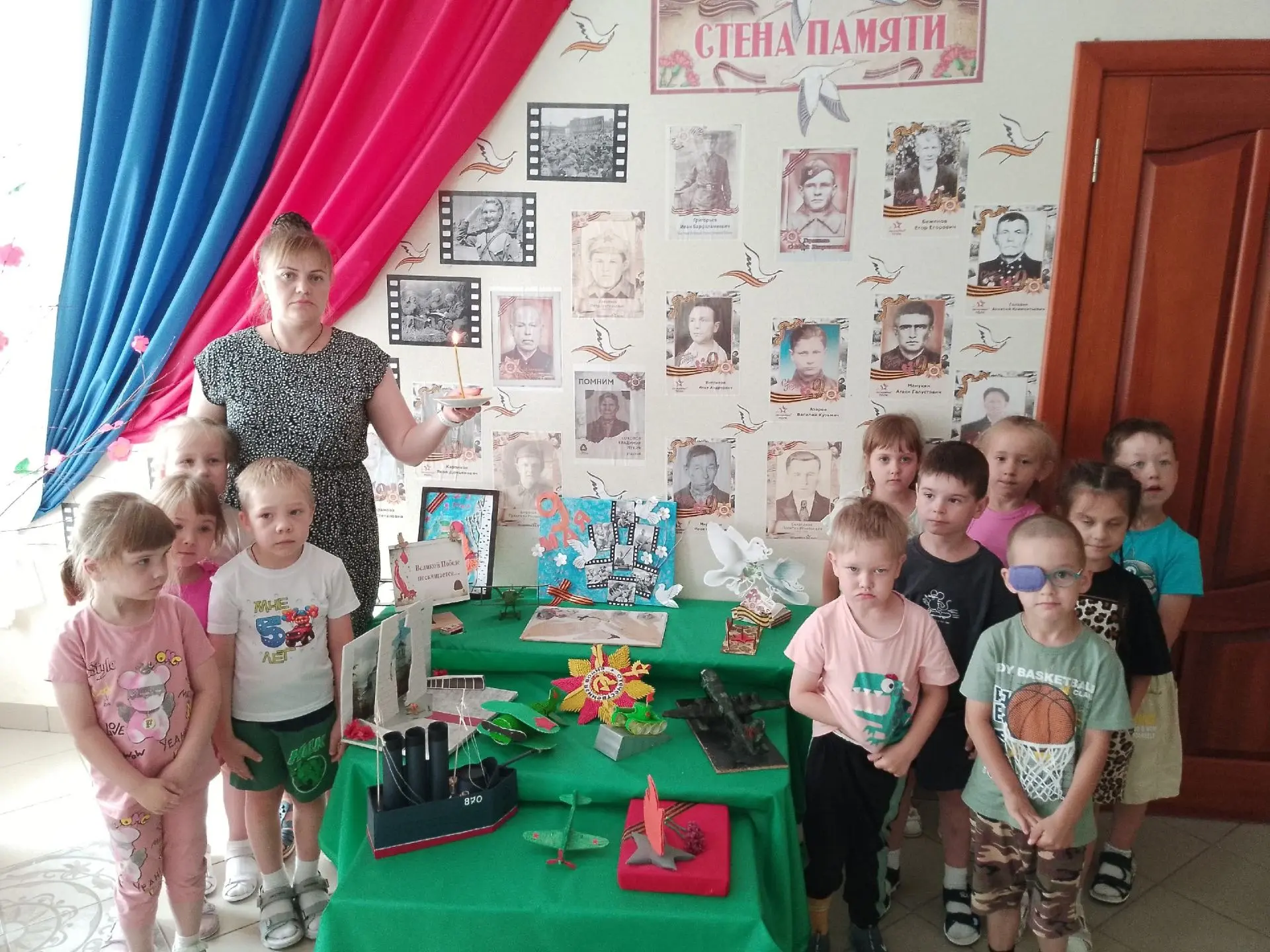 Ежегодно 22 июня, в день Памяти и Скорби, дети группы «Ягодка» 🍓 отправляются к стене Памяти, где б