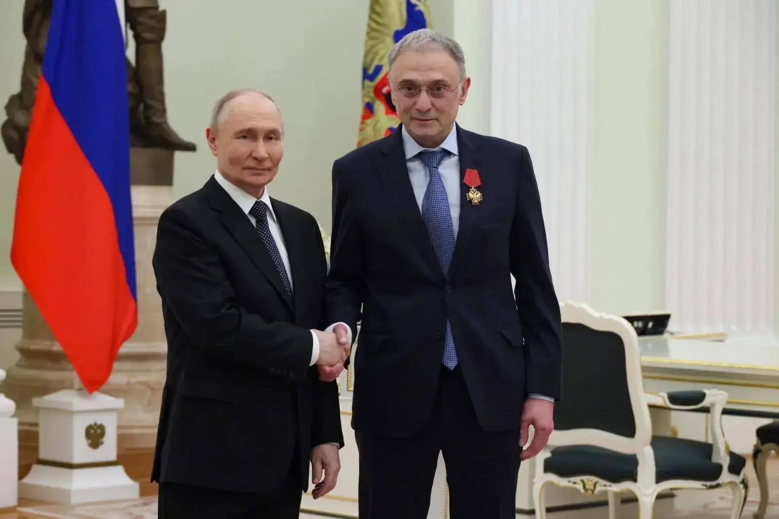 🦅   Владимир Путин наградил сенатора от Дагестана Сулеймана Керимова орденом «За заслу...