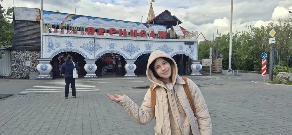 Сегодня Каюмова Карина , воспитанница студии дизайна  Дома детского творчества, руководитель Бадьина