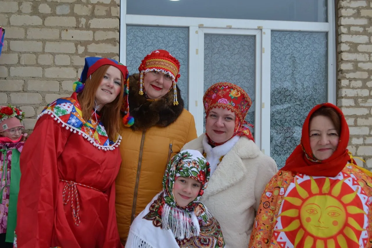 Весёлая масленица первой боровской!  Вчера школьный двор превратился в настоящую праздничную площадк