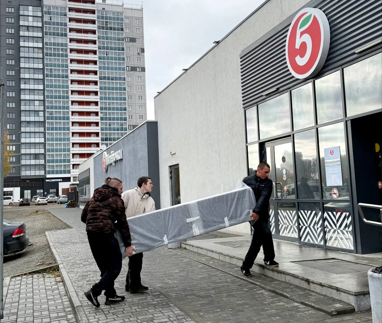 Завтра начинаем отгрузку первых боксов на локации в Москве.
