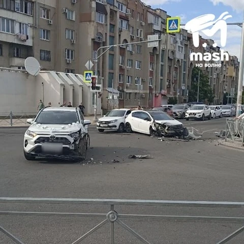 В Симферополе на улице Пролетарской произошла авария с машиной из свадебного кортежа 🚗💥