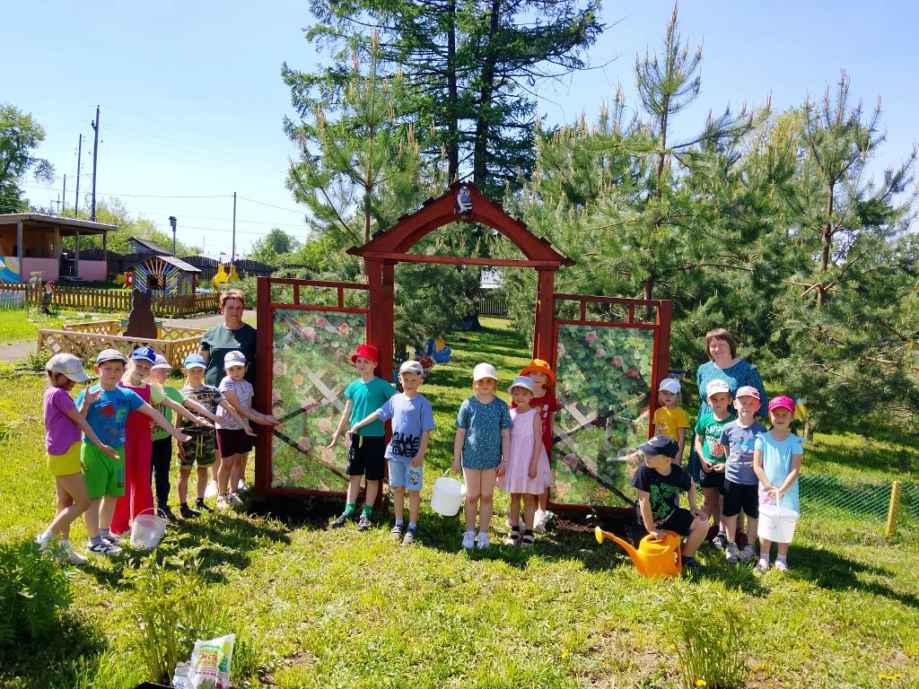 Ежегодно выпускники детского сада садят на память многолетнее растение.🌺🌼🌻🌲🌳 В это...