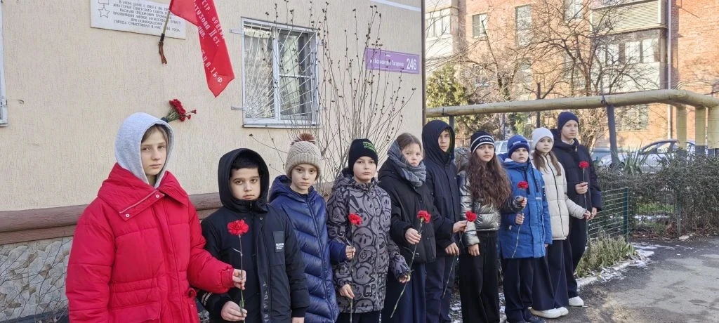 🇷🇺 Память, которой не будет конца Учащиеся нашей школы приняли участие в торжественном возложении цв