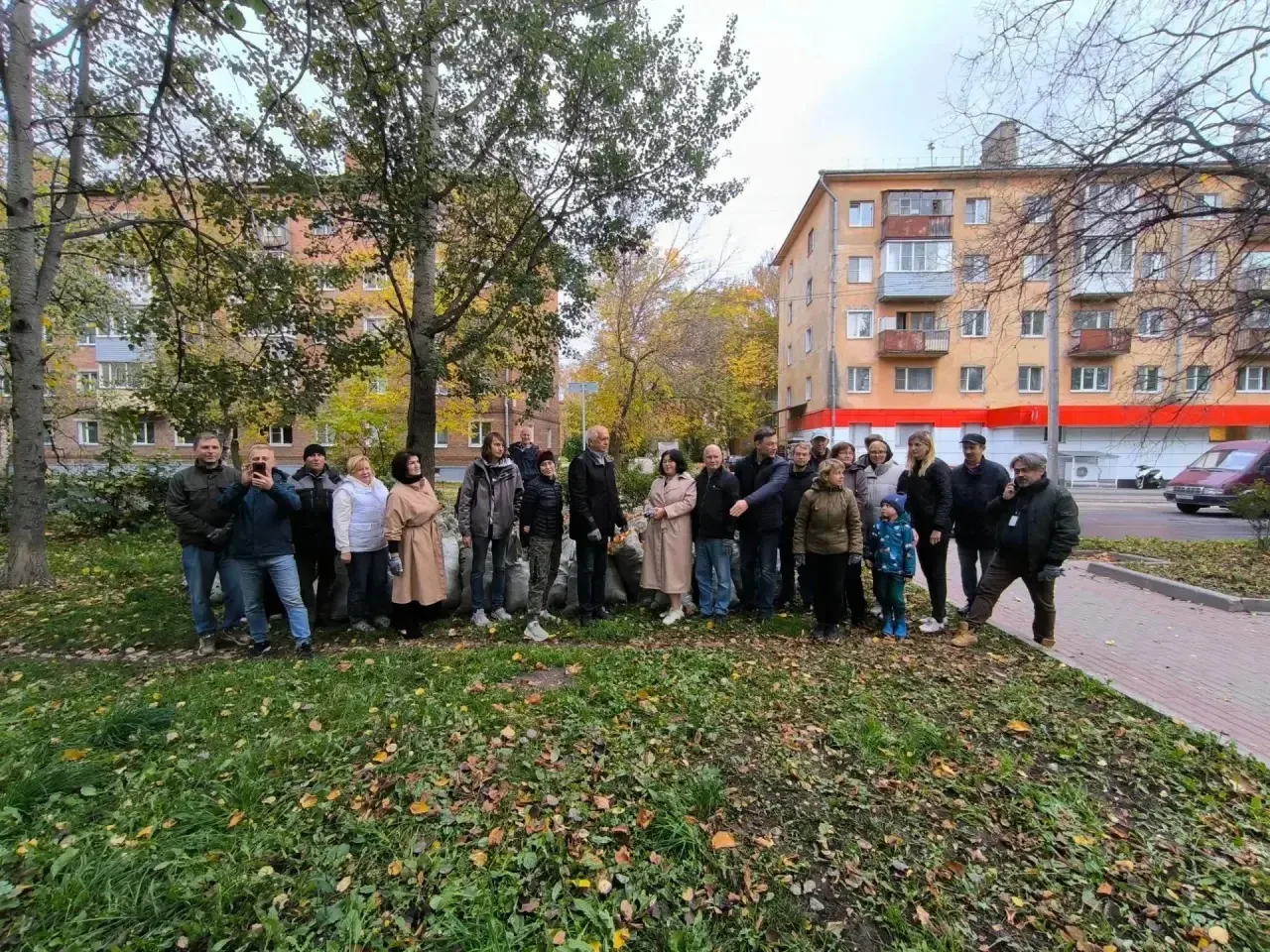 Серия субботников в Вологде продолжается – город становится чище с каждым днём.