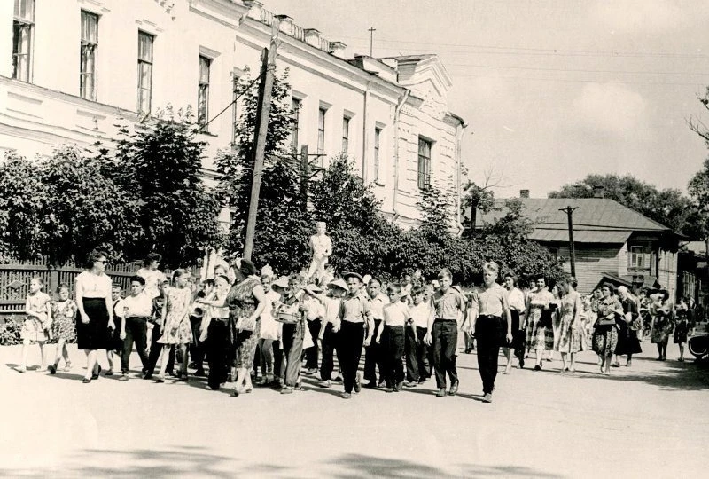 Пионеры лагерей и дворовых площадок направляются в парк Культуры и Отдыха для проведения дня цветов 