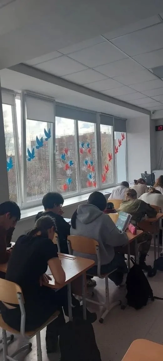 #ДеньПобеды  МАОУ г. Нягани СОШ 2 с гордостью присоединяется к акции «Окна Победы»! 🪖  Мы сохраняем 