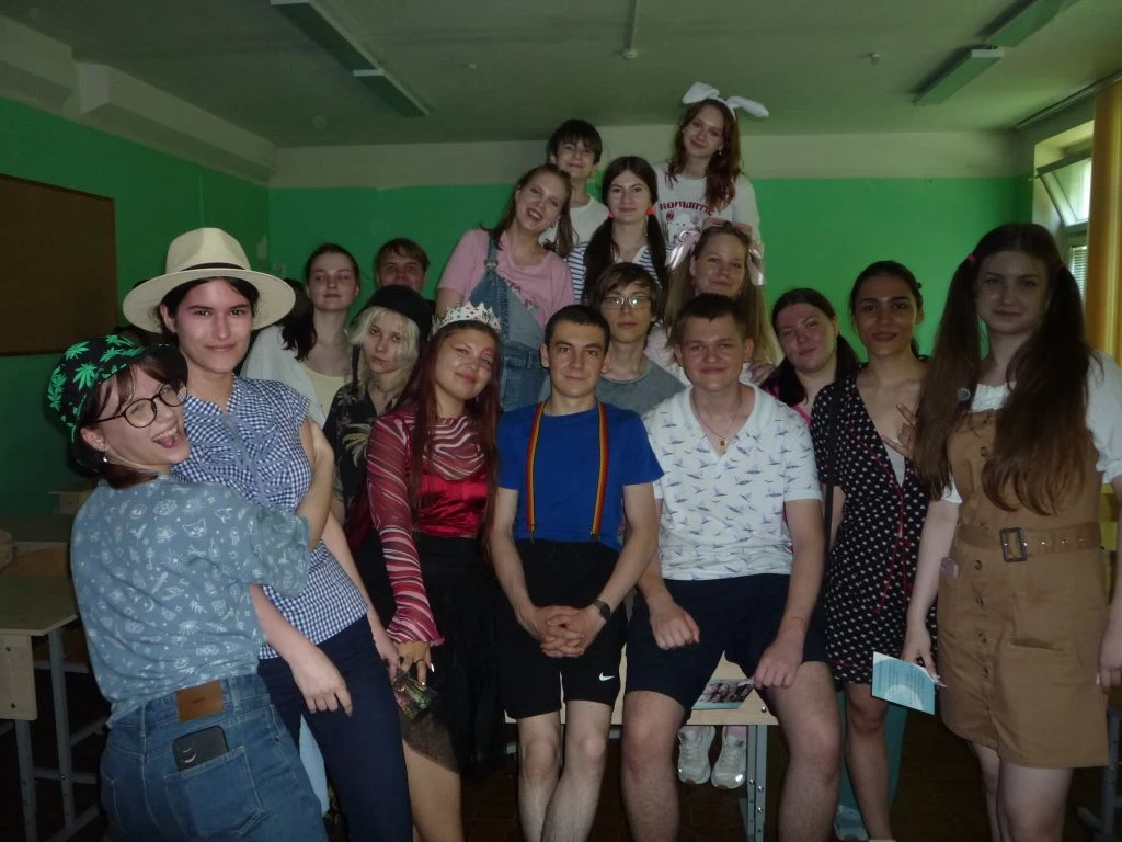 🧸 Накануне Последнего звонка в школе прошёл День детства!  🤭 В этот день 11-классники на время верну