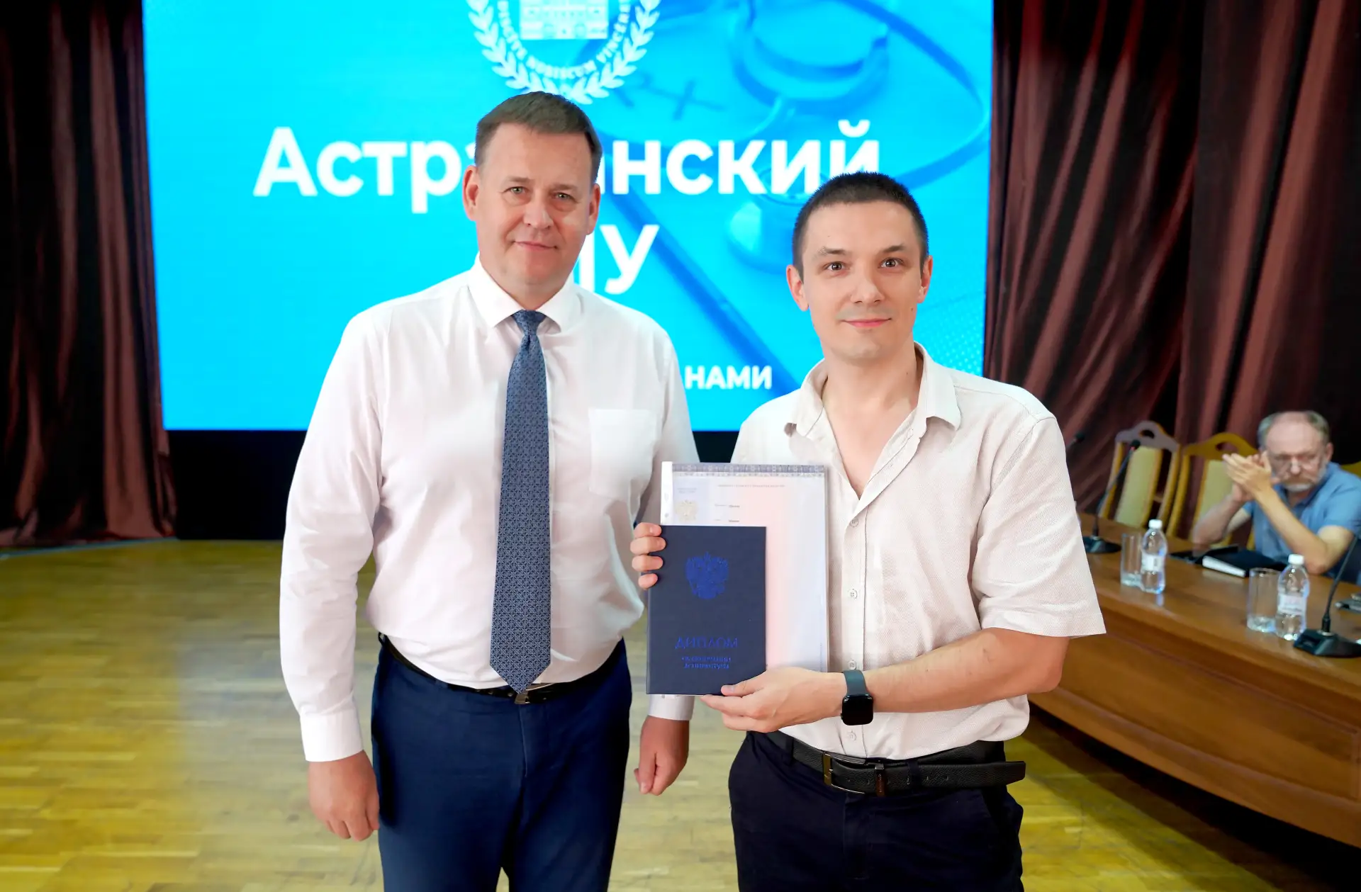 На заседании ученого совета Астраханского ГМУ ректор Сергей Поройский вручил дипломы об...