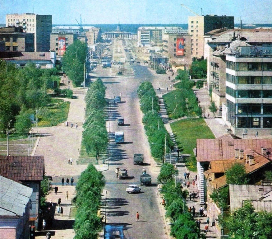 Таким был наш Сыктывкар в 1970-е годы. В кадре улица Коммунистическая.