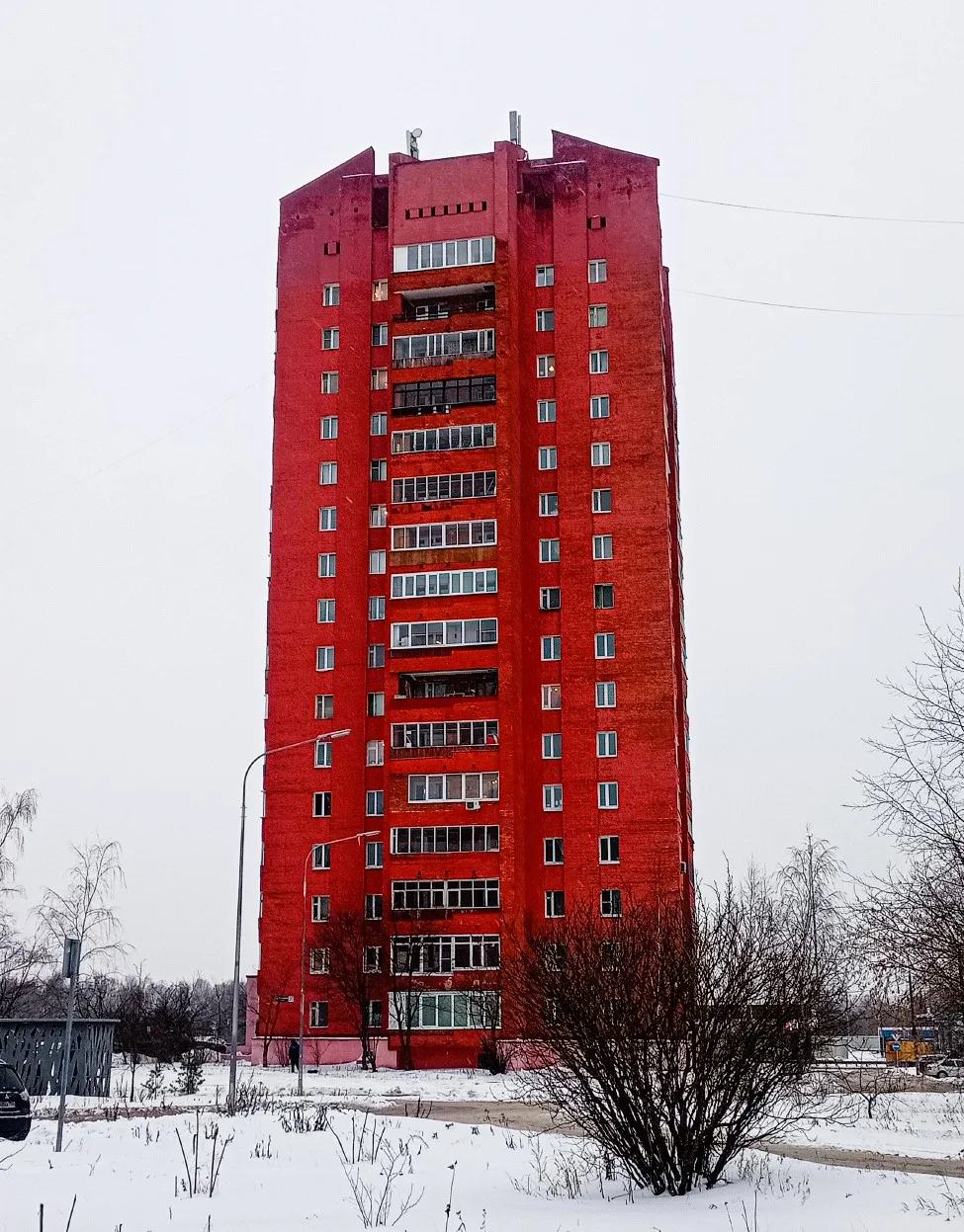 🏙 «Молочный пакет» или «Свечка»
Так жители Черноголовки называют 16-этажный дом на Центральной улиц