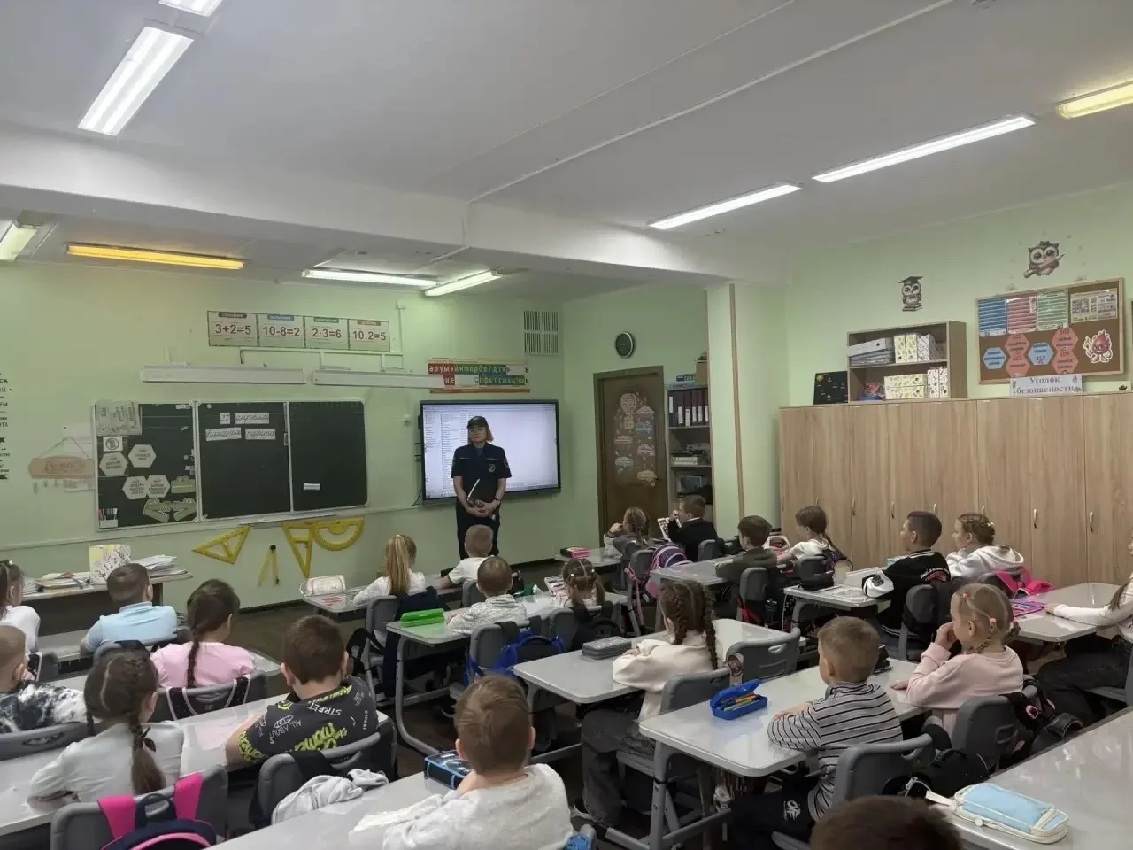 🧑‍🚒 Сегодня в начальной школе прошёл открытый урок, посвящённый Дню пожарной охраны! 🔥 Гостем урока 