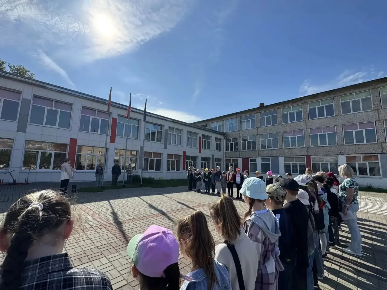 🌞1 июня в нашей школе состоялось торжественное открытие летнего лагеря «Бородино -2» , которое собр