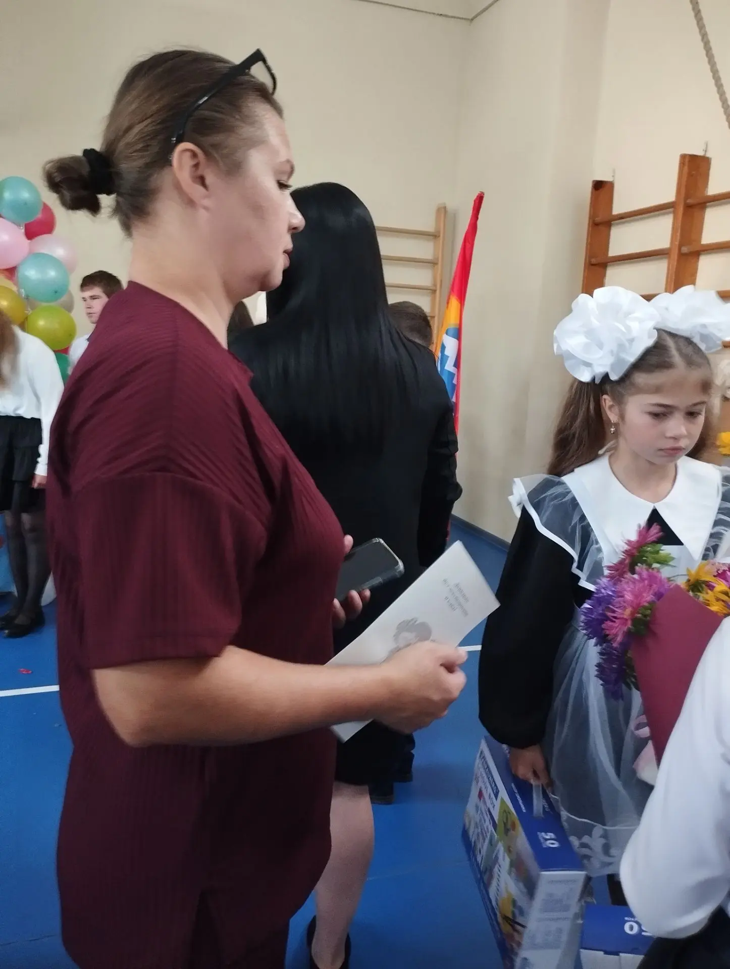 Сотрудник сельского клуба ст. Чернореченской раздала родителям памятки по профилактике ...