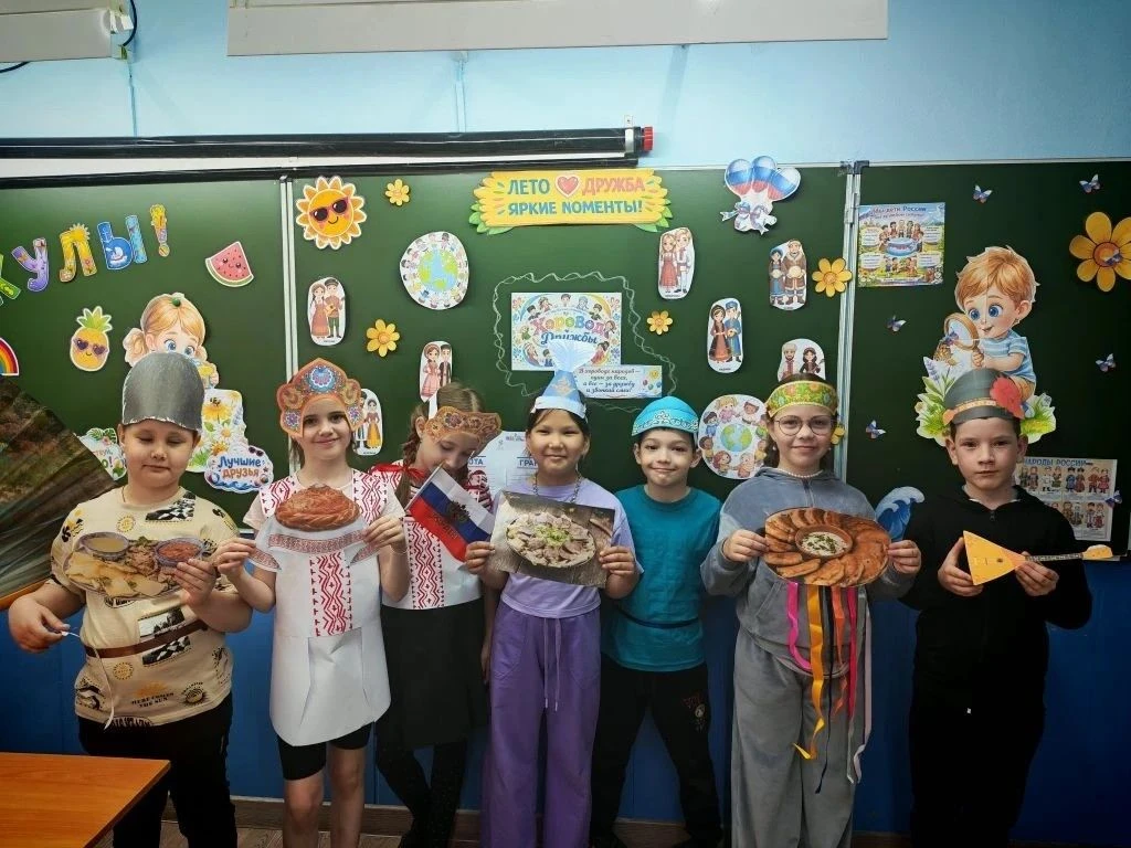 В нашем школьном лагере прошёл "День моды и народного творчества".😃Отряды показали выс...