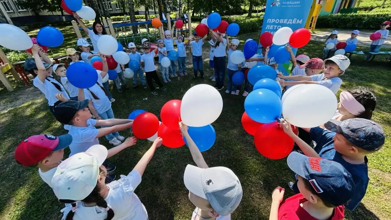 Утро в #детскийсад165 начинается с бодрой зарядки! ☀️
    Сегодня воспитанники ДОУ вместе с ребятами