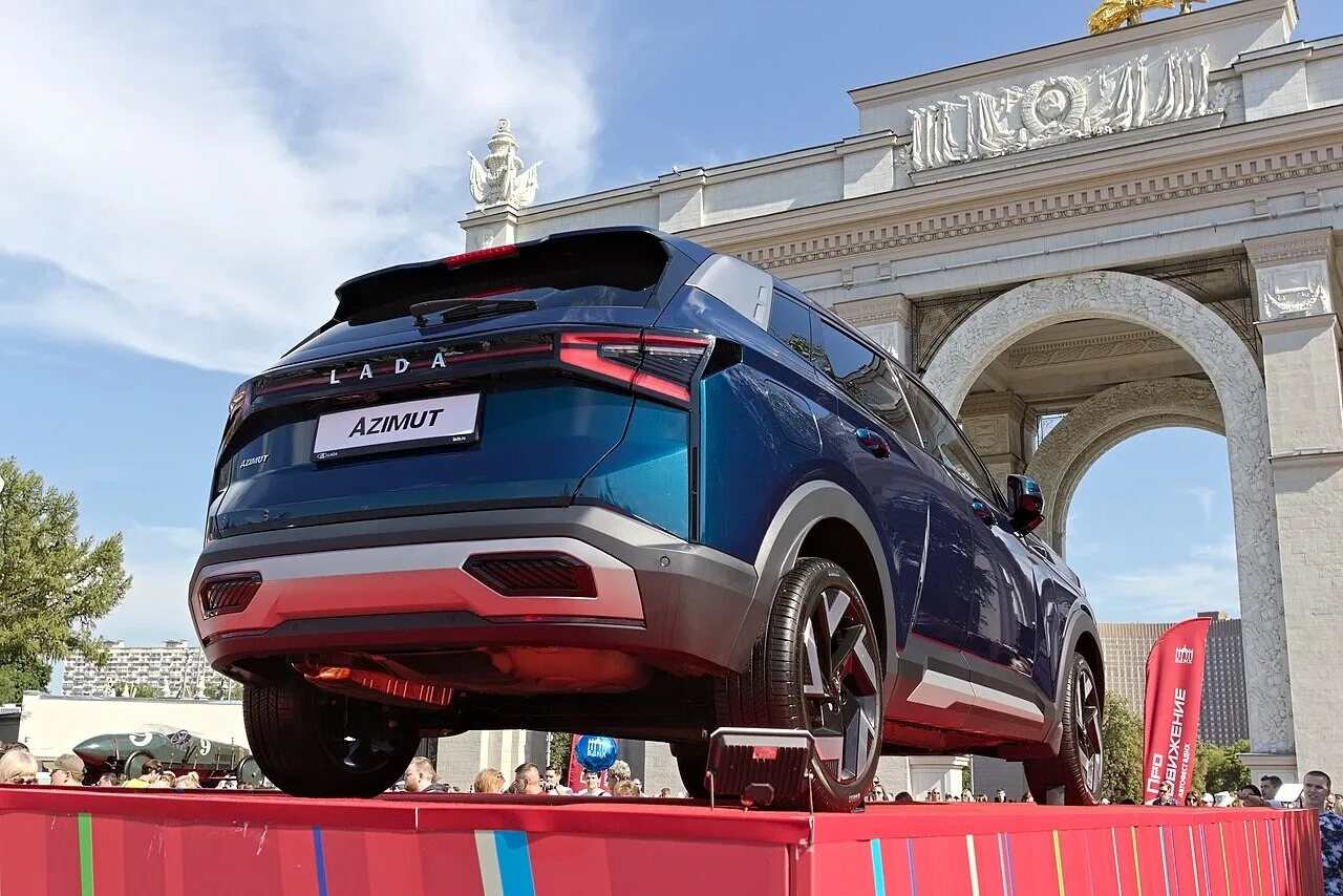 В конце ноября АвтоВАЗ начнет продажи нового кроссовера Lada Azimut