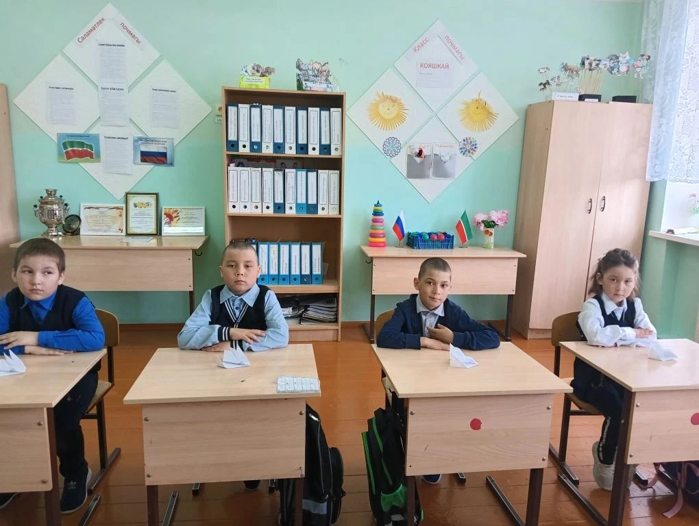 Космос атналыгын дәвам итеп бүген класс сәгатьләрендә космос темасына багышланган викто...