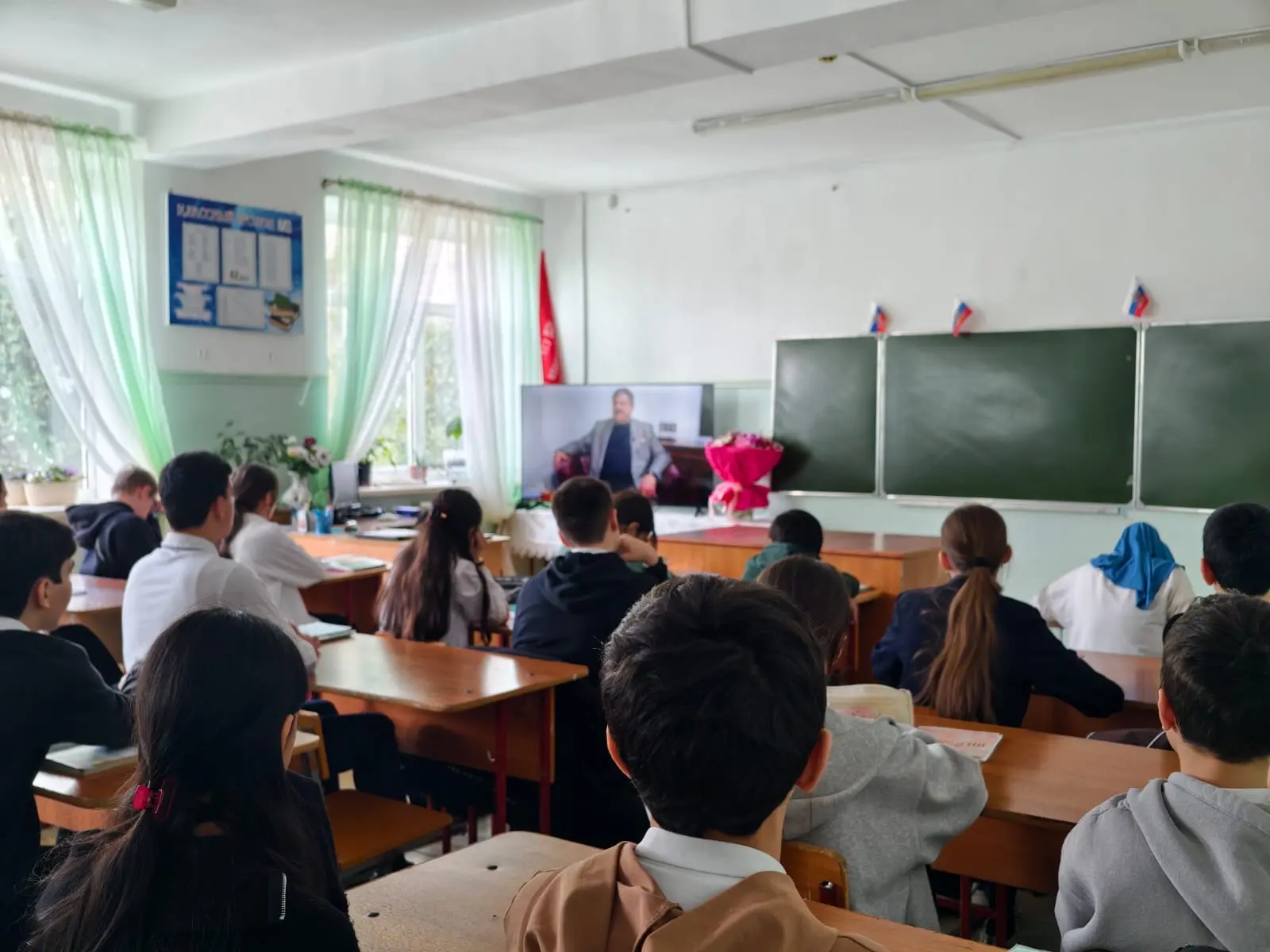 Первый выход в открытый космос был совершен советским космонавтом Алексеем Леоновым 18 марта 1965 го